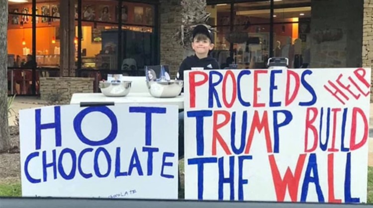 Vendiendo chocolate caliente: Niño recaudó miles de dólares para financiar muro de Trump (Video)