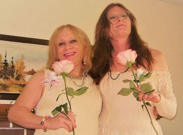 La primera pareja transgénero casada del mundo reveló su insólito récord en la cama (Fotos)