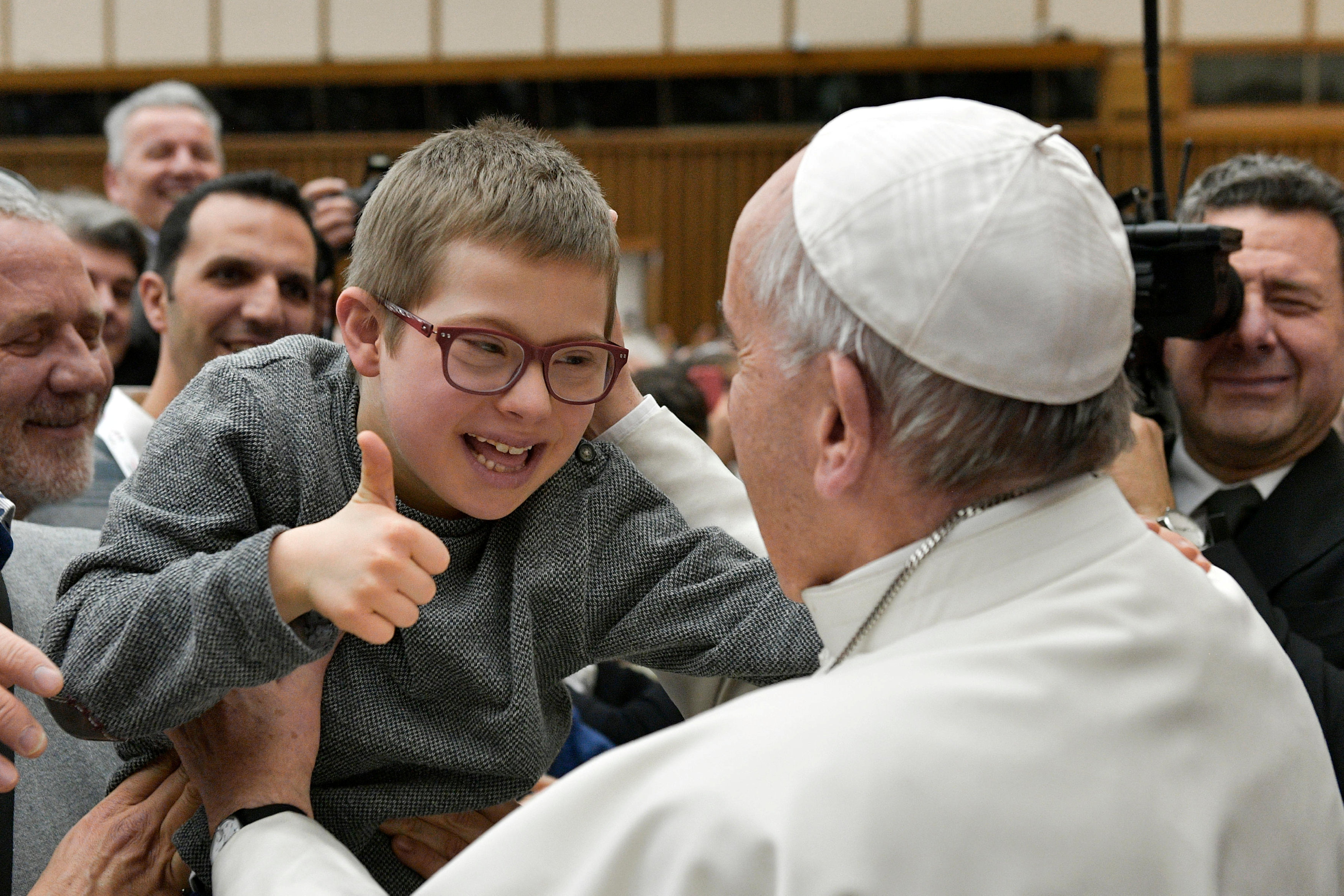 El Papa dice que quien cuida a los niños está de la parte de Dios