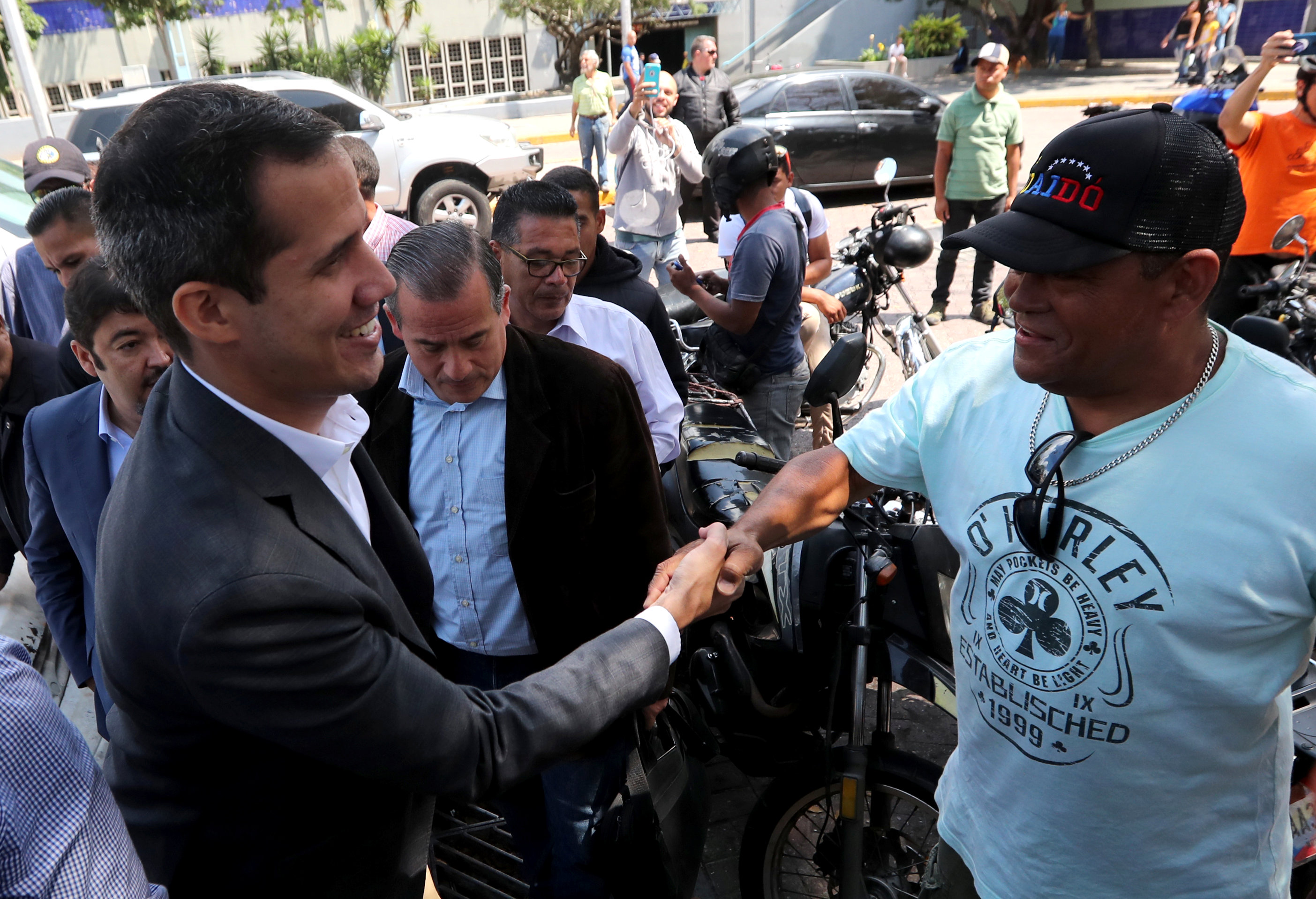 Juan Guaidó llega a Colegio de Ingenieros a reunión con empleados públicos (Fotos)