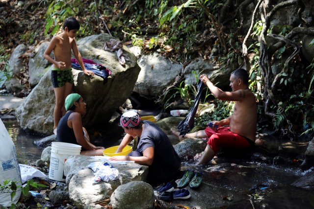 La gente se lava la ropa en un río en Caracas, Venezuela , 12 de marzo de 2019. REUTERS / Manaure Quintero