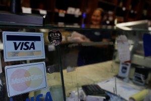Venezolanos se las ingenian para generar ingresos extras ante la falta de tarjetas de crédito