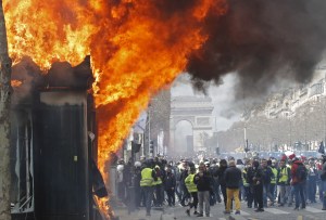 Destituyen al jefe de policía de París tras saqueos de Campos Elíseos
