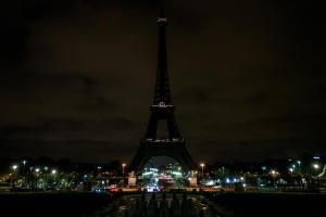 Torre Eiffel apaga sus luces en homenaje a víctimas del ataque en Nueva Zelanda (FOTOS)