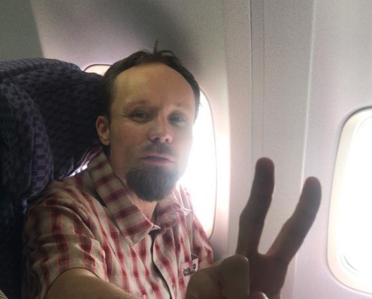 LA FOTO del periodista Billy Six en el avión rumbo a su país