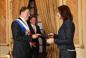 Representante de Guaidó entrega cartas credenciales a presidente de Panamá (Fotos y Video)