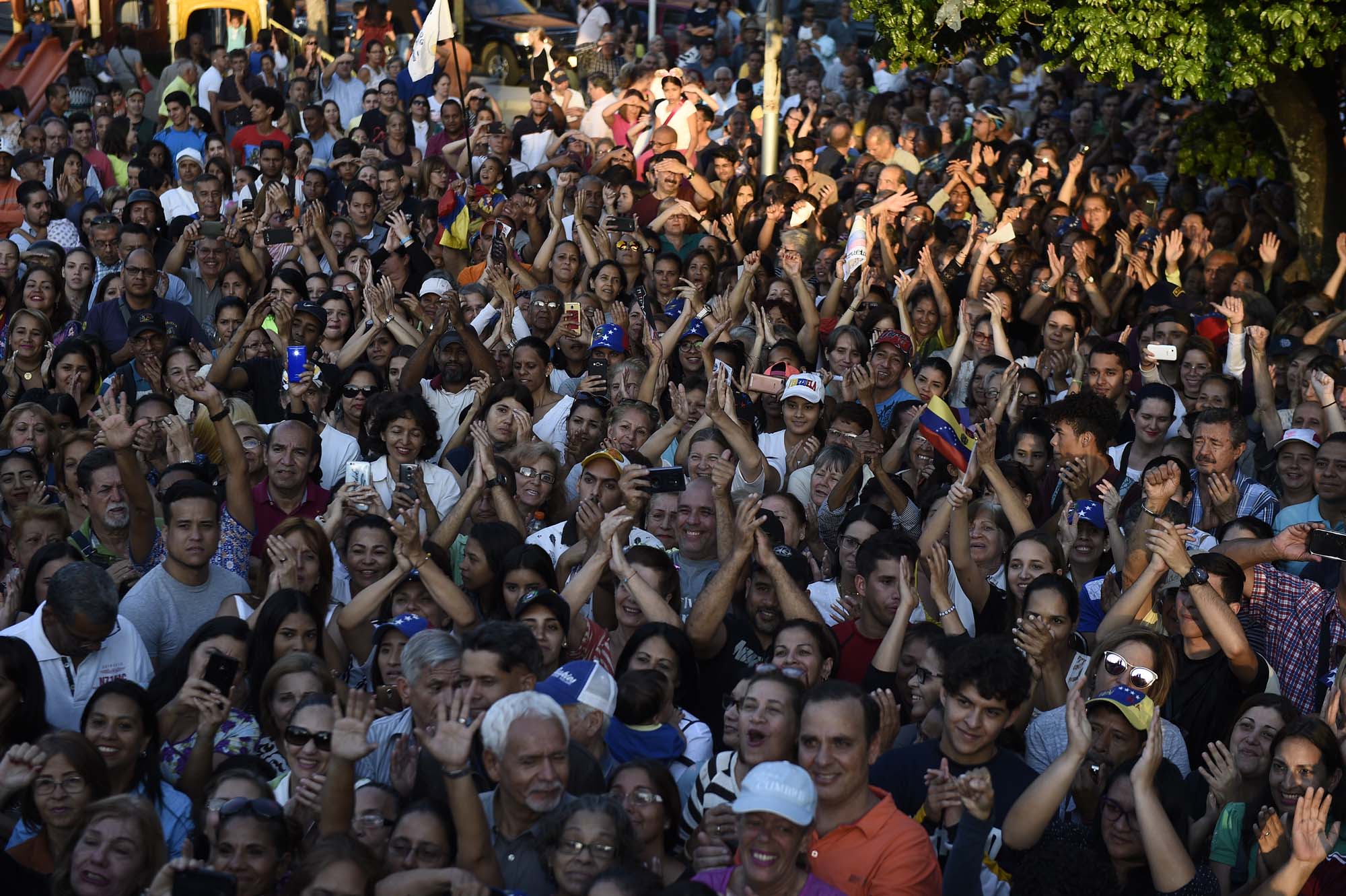 Presentan en Tribunales a técnicos de sonido detenidos cuando instalaban tarima de Guaidó