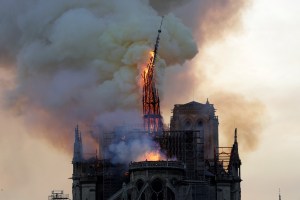EN FOTOS: El impactante momento en el que cae la aguja de la Catedral de Notre Dame