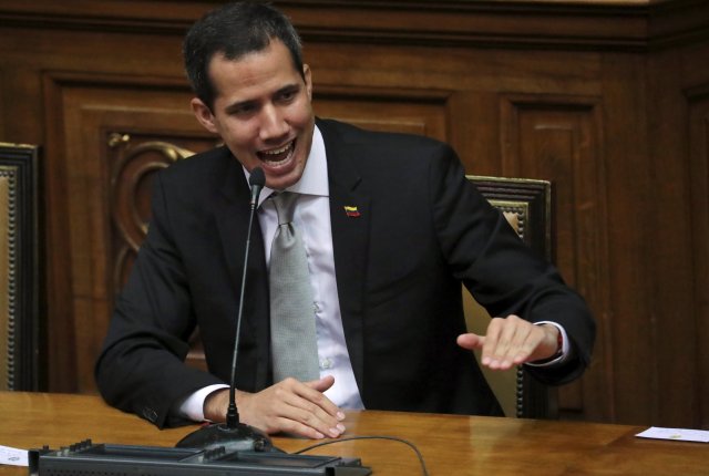 El líder de la oposición venezolana Juan Guaido, a quien muchas naciones han reconocido como el legítimo gobernante interino del país, habla en una reunión con empleados públicos en la Asamblea Nacional en Caracas, Venezuela, el 8 de abril de 2019. REUTERS / Ivan Alvarado