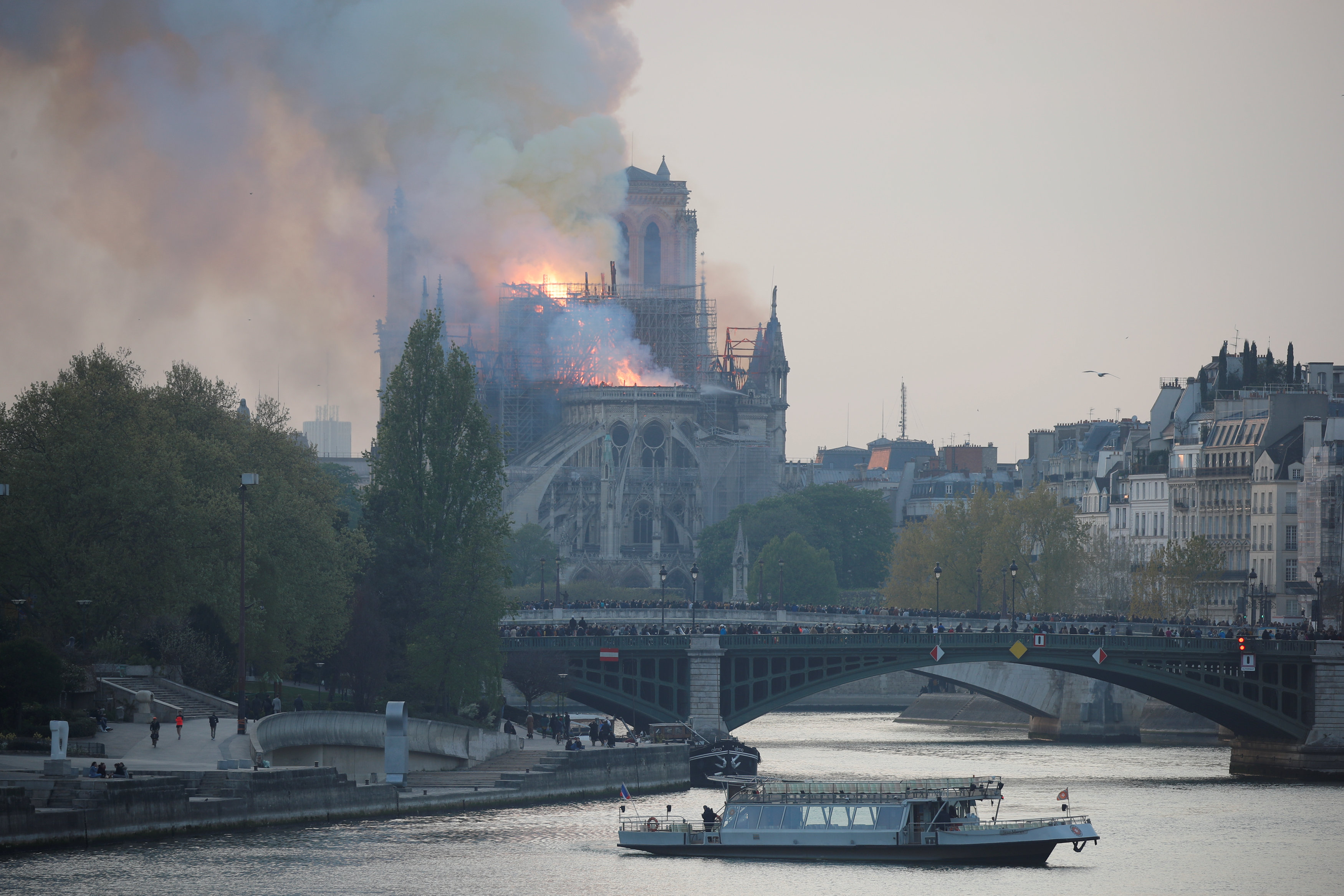 Se derrumba la emblemática aguja de la catedral Notre Dame en París por incendio (Video)