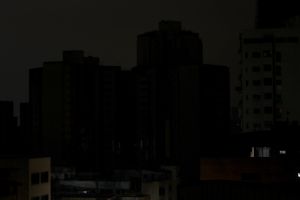 Reportan fallas eléctricas en varias zonas de Caracas #16Abr