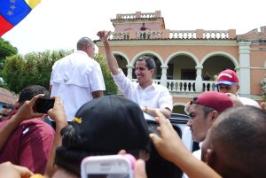 ¡Euforia zuliana!: Así recibieron a Guaidó en la Plaza Bolívar de Machiques (VIDEO) #13Abr