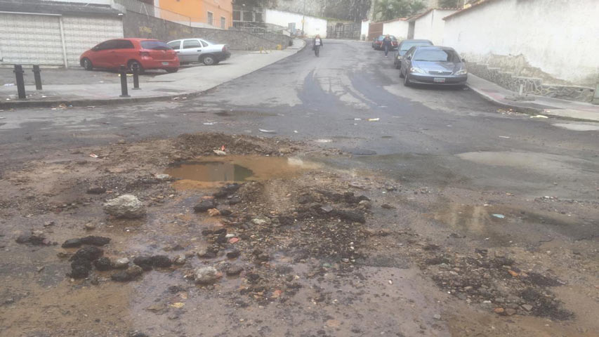 ¡Insólito! Mientras Caracas muere de sed, en Bello Monte un gran bote de agua impide el tránsito