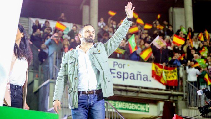 ALnavío: Encuesta del CIS: Vox está a punto de pasar a Podemos y Ciudadanos