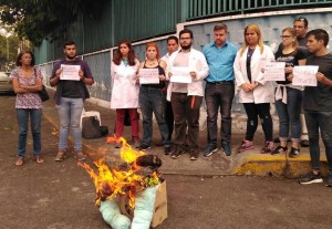Otro judas Maduro fue quemado frente al Ivss para exigir medicamentos (FOTOS y VIDEO)