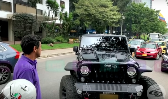 Este famoso cantante “le echó el carro encima” a un periodista (VIDEO)