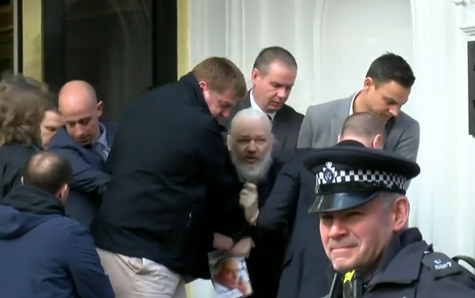 EN VIDEO: Momento de la salida de Julian Assange de la Embajada de Ecuador
