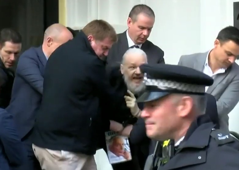 La policía británica detiene a Julian Assange en la embajada de Ecuador en Londres (Fotos)