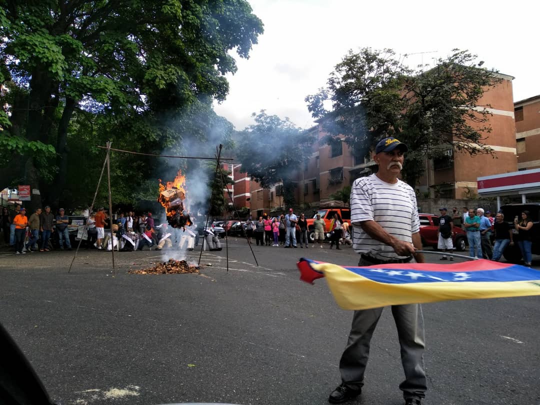 Vecinos de La Trinidad se organizaron para quemar a más de un Judas (FOTOS)