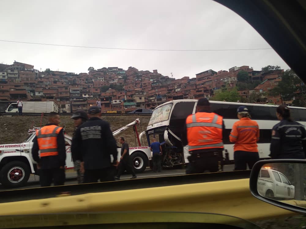 Choque de autobús colapsó la autopista Gran Mariscal de Ayacucho #25Abr