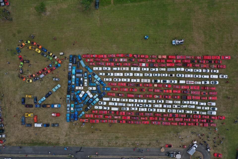 Logran la bandera más grande de Puerto Rico del mundo sobre 250 automóviles