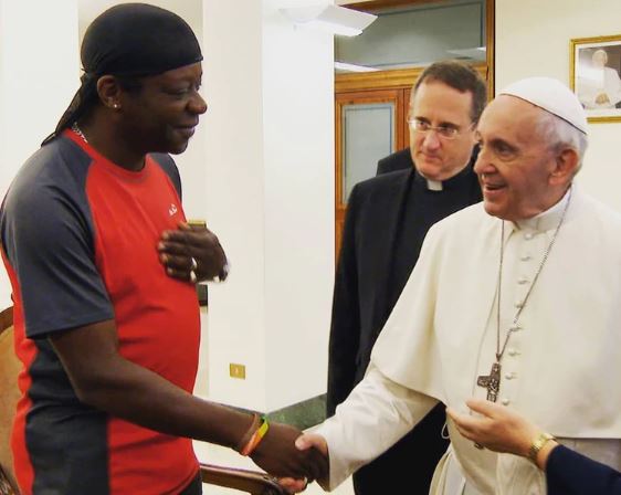 El papa Francisco afirmó que cualquiera que descarte a los homosexuales “no tiene un corazón humano”