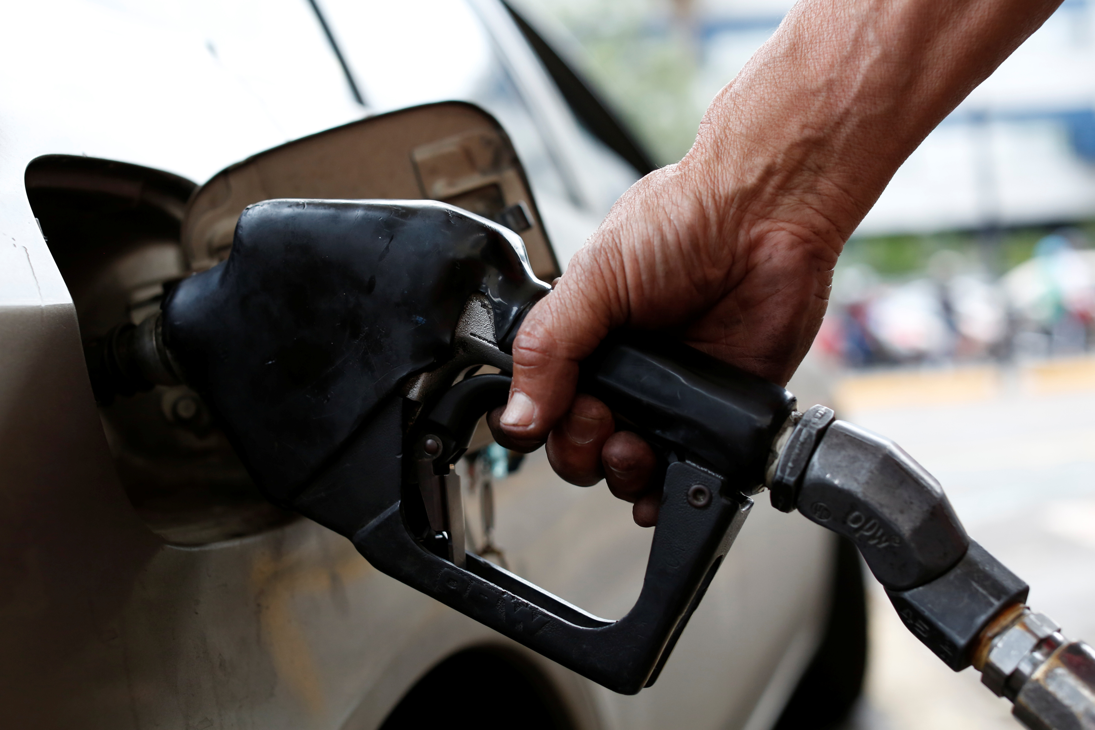 Maduro: Hemos dispuesto 200 estaciones de gasolina para que vendan libremente en divisas