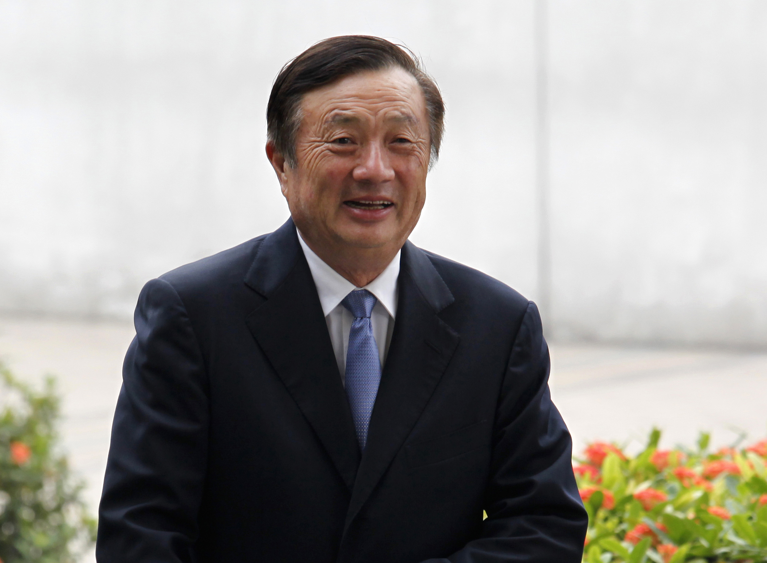 Fundador de Huawei dice gobierno EEUU subestima a la compañía