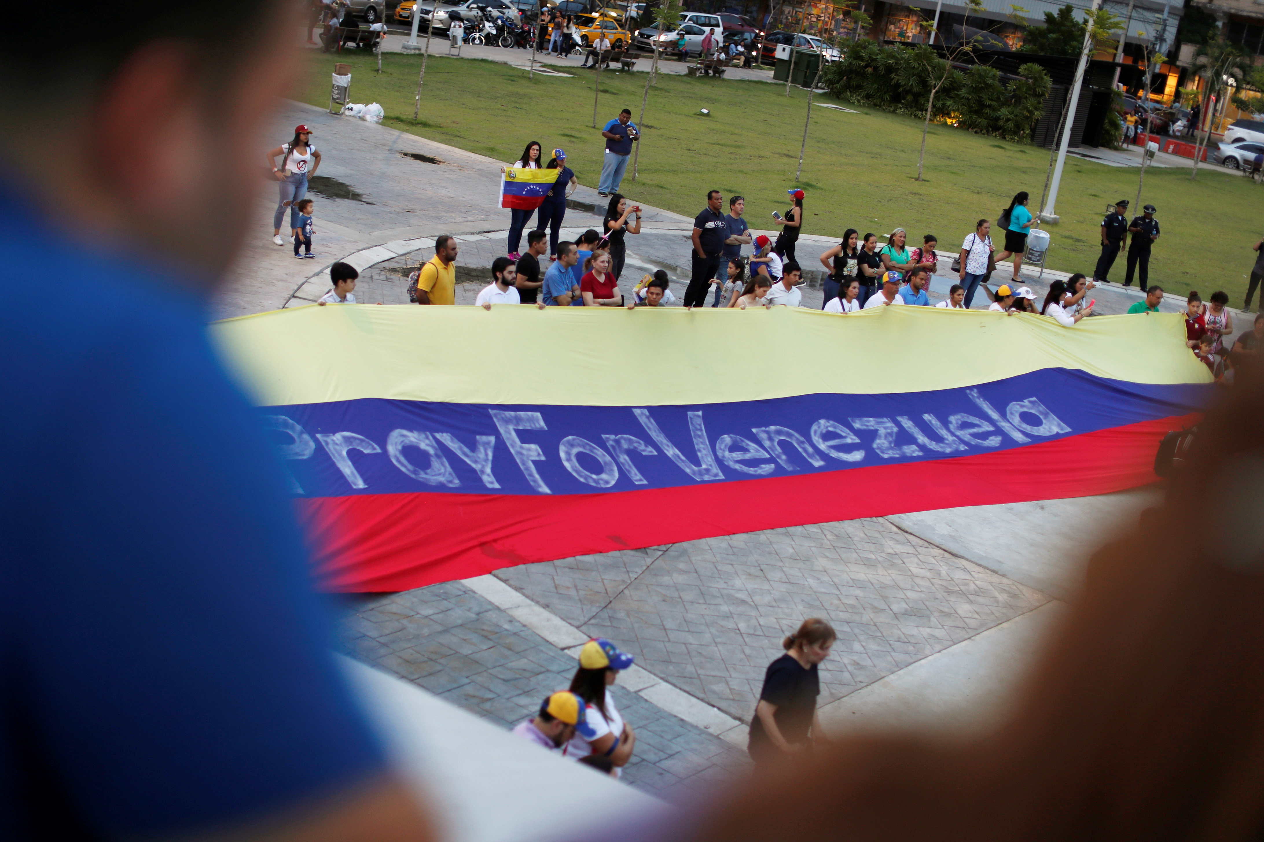 “Un dólar por un paisano legal”, la campaña para legalizar a venezolanos en Panamá
