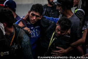 Periodista Juan Carlos Neira fue herido por funcionarios del régimen mientras cubría protesta opositora el #1May