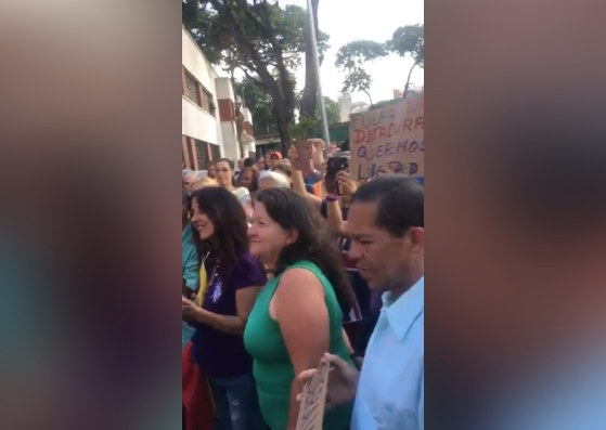 Venezolanos manifiestan su apoyo a RCR tras ser cerrada por el régimen de Maduro (video)