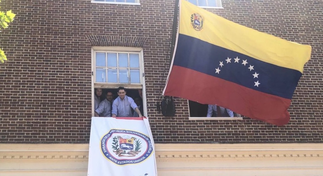 Carlos Vecchio: Los daños causados a nuestra embajada son muchos