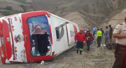 Fatal accidente de autobús en el norte de Ecuador deja a varios venezolanos heridos