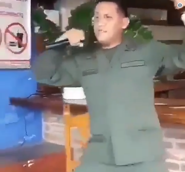 ¡El Show! Estos machazos de la GNB se vacilaron un karaoke de Alejandro Fernández (VIDEO)