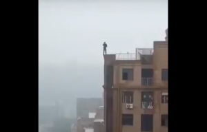 Video Sensible: Se tomaba una selfie cuando resbaló de la azotea de un edificio en la India