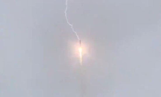 El IMPACTANTE momento cuando un rayo golpea un cohete ruso Soyuz segundos después de su despegue (Video)