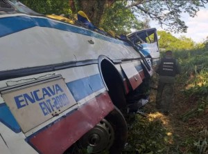 Se eleva a 18 el número de víctimas fatales por vuelco de autobús en Perijá (FOTOS)