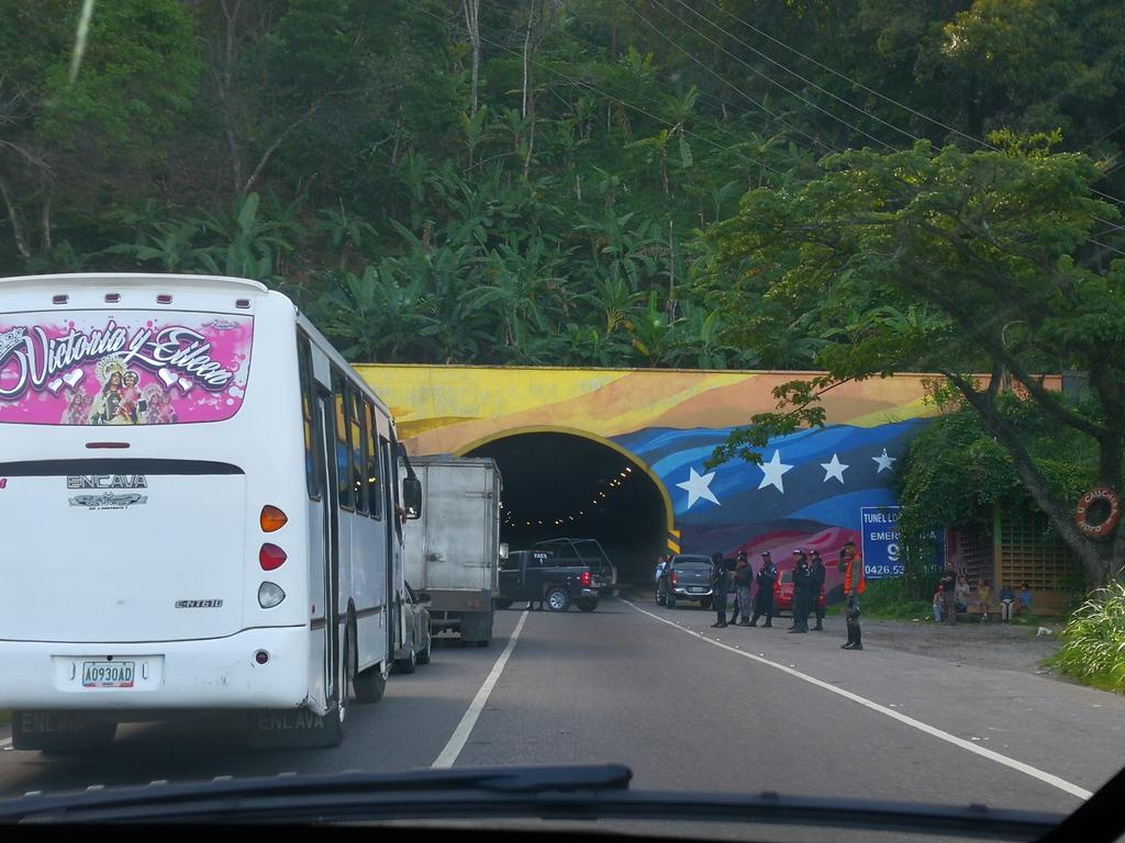 Denuncian fuerte retención vehicular por operativo del Faes en el túnel Los Ocumitos