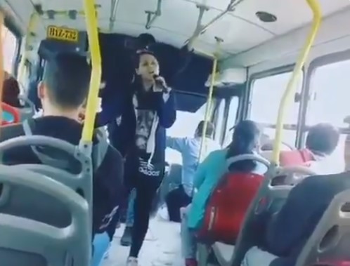 El VOZARRÓN de esta venezolana en Perú que se gana la vida cantando en autobuses (VIDEO)