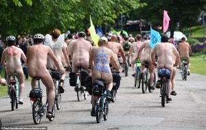 En Fotos: Miles de ciclistas protestaron en Reino Unido… completamente DESNUDOS
