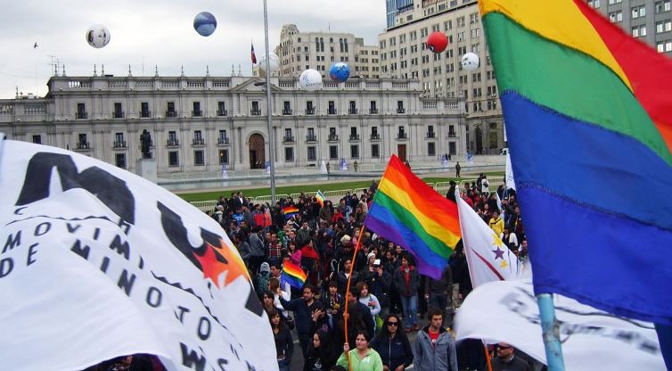 Aprueban en Chile adopción de menores de edad a las parejas del mismo sexo