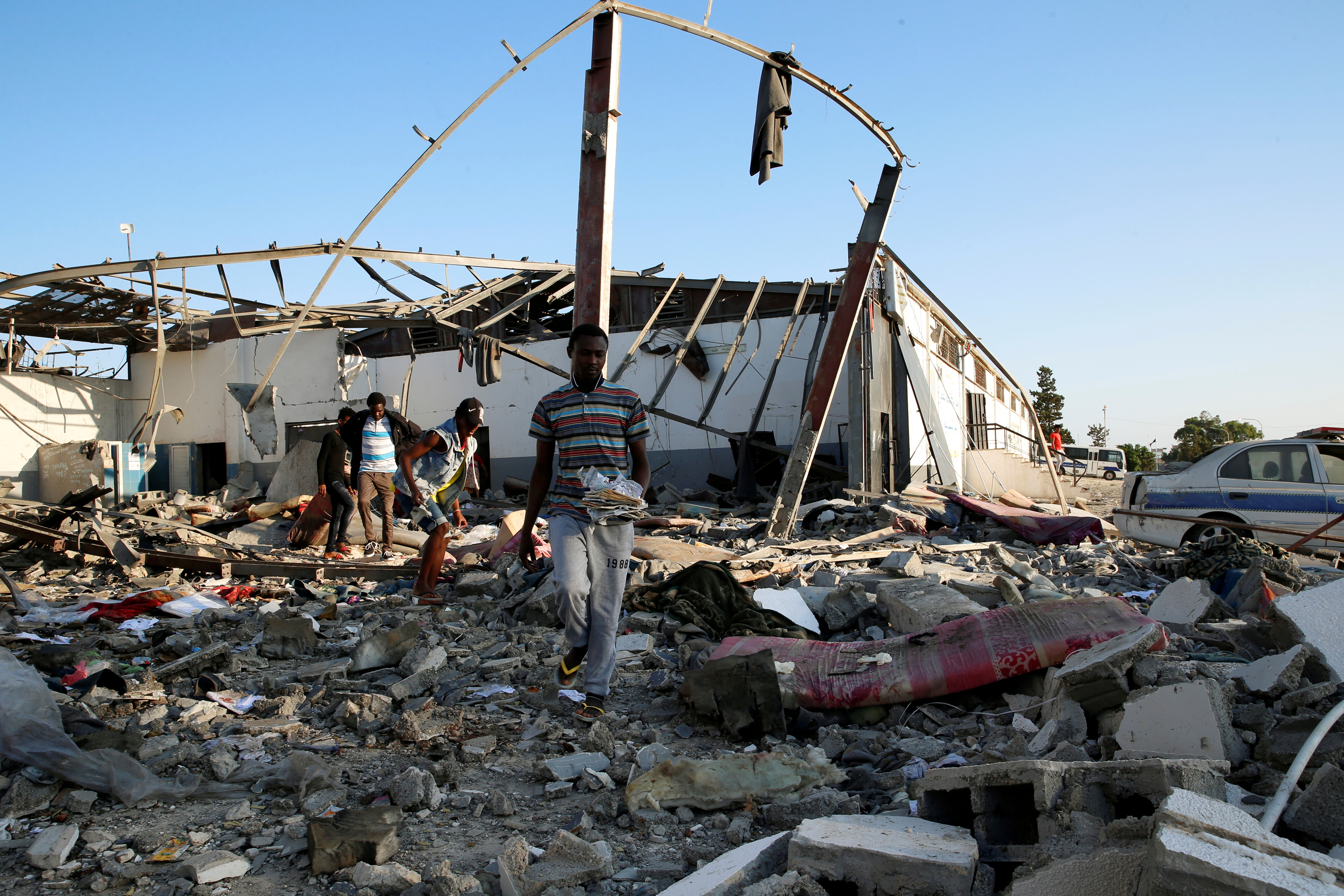 Mueren al menos 40 personas en bombardeo a un centro de migrantes en Trípoli