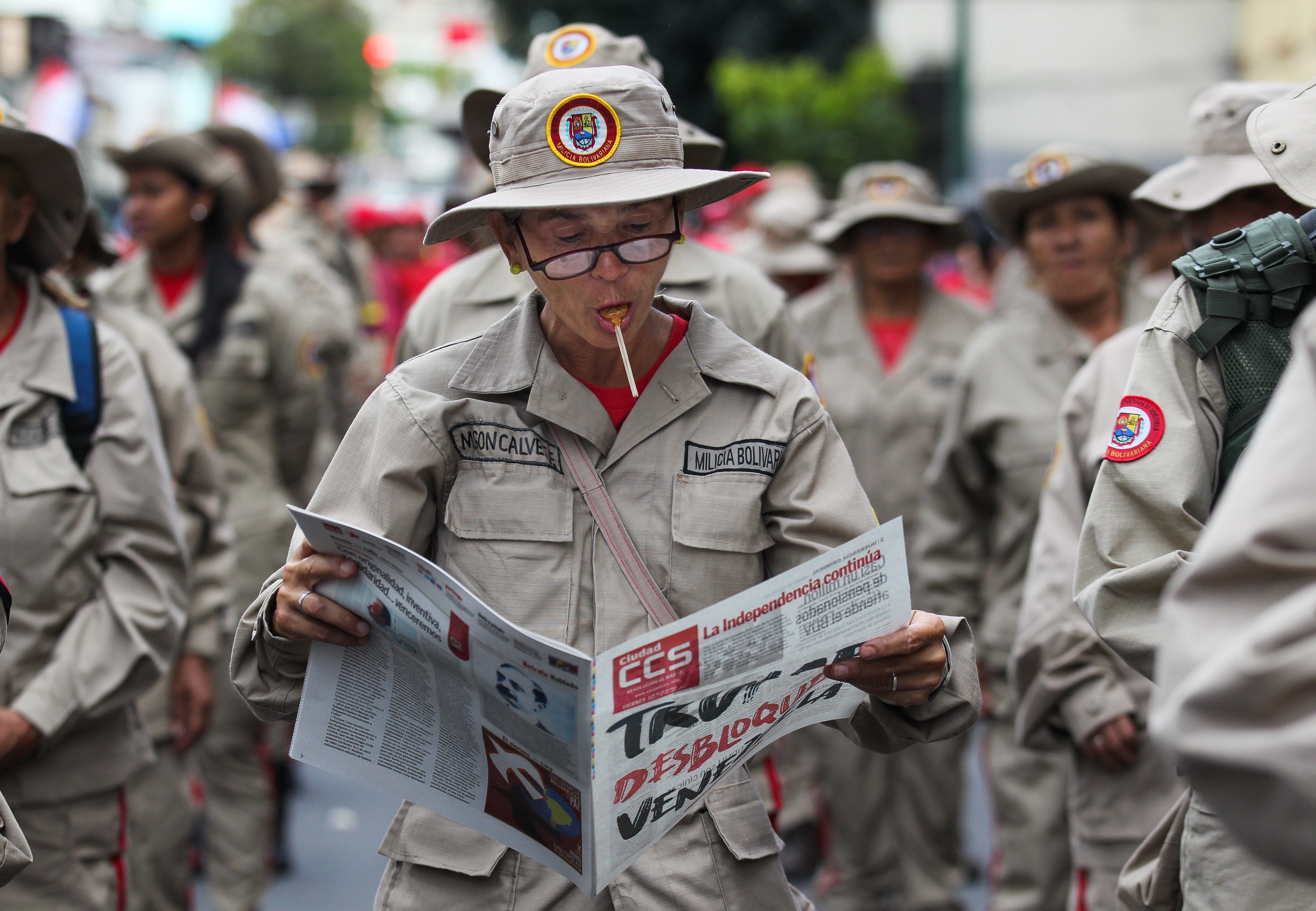 ¡Lo que no viste! El detrás de cámara del aburrido y breve desfile de Maduro (Fotos)