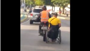 ¡Solo en Venezuela! Discapacitado le pidió a mototaxista que lo remolcara en su silla de ruedas (VIDEO)