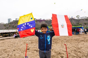 Acnur realizó volada de papagayos con niños venezolanos en Perú (Fotos)