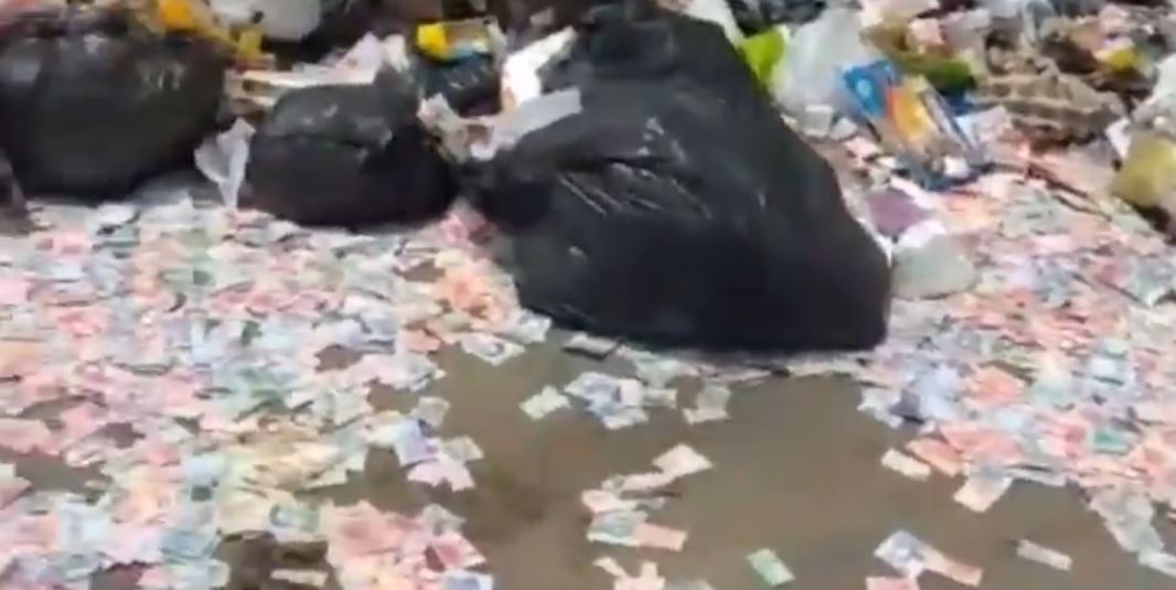 Bolívares desechos en las aceras de Maracaibo, la peor cara de la devaluación chavista (VIDEO)