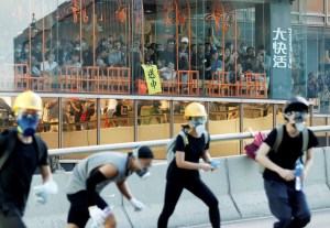 La jefa de gobierno de Hong Kong afirmó que no renunciará en medio de una nueva jornada de caos y protestas