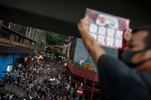 Persiste riesgo de violencia en Hong Kong pese a gran manifestación pacífica