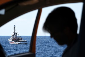 España enviará un buque militar para recuperar a los migrantes del “Open Arms”