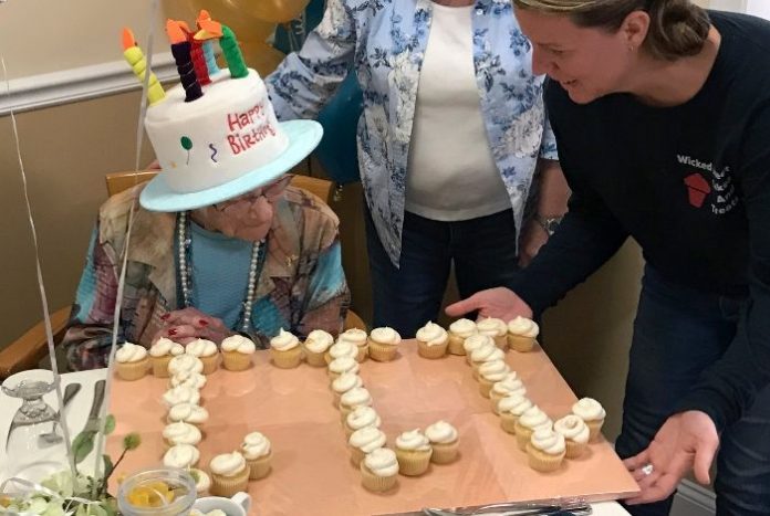 Mujer que cumplió 111 años reveló su secreto para una larga vida